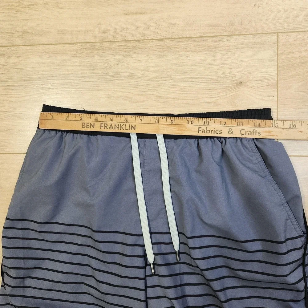 Vuori Trail Shorts Mens Medium Gray Stripe Elastic Waist Lined Trunks Quick Dry